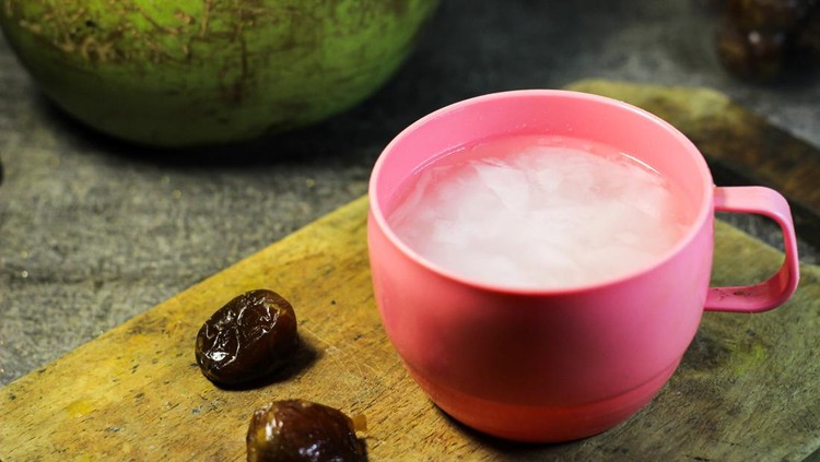 Ilustrasi air kelapa dan kurma