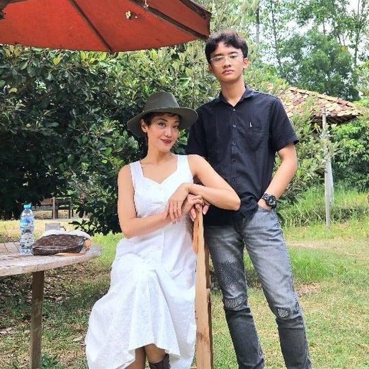 <p>Inna diketahui memiliki seorang putra yang telah beranjak remaja. Putra Inna ini bernama Ben Sebastian Kamarie, lahir pada tahun 2009 dari pernikahannya dengan Beben Jazz. (Foto: Instagram @idola_innakamarie)</p>
