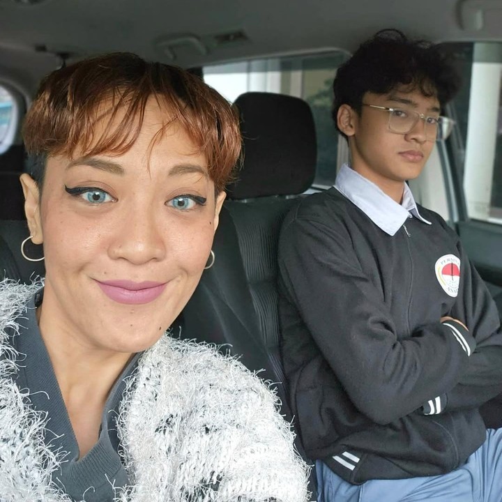 <p>Bunda masih ingat dengan Inna Kamarie? Eks grup vokal Dewi Dewi ini diketahui sudah bersolo karier dan beberapa bulan belakangan aktif membuat konten cover lagu di YouTube. Selain aktif bernyanyi, Inna juga menjalankan perannya sebagai Bunda. (Foto: Instagram @idola_innakamarie)</p>