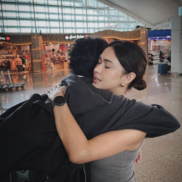 <p>Meski tak bisa menemani sang putra sampai ke Australia, Nana dan suami mengantarnya sampai bandara. Mereka pun sempat mengabadikan momen saat berpelukan. (Foto: Instagram@andrew.white_)</p>