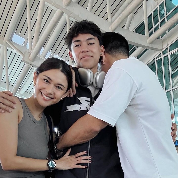 <p>Melalui <em>postingan</em> itu, Andrew mengungkap perasaannya yang kembali menjalani hubungan jarak jauh dengan sang putra. "Dan dia melakukannya lagi...berasa masih kurang banget waktunya bareng Jason, tapiii inilah yang terjadi pas anak kita jadi dewasa," tulis Jason, dikutip dari laman <em>Instagram,</em> Jumat (24/1/2025). (Foto: Instagram@andrew.white_)</p>