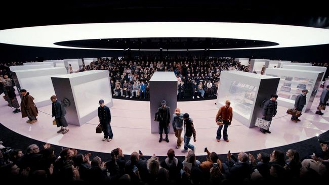 Pharrell Williams bersama Nigo memamerkan koleksi Louis Vuitton Menswear untuk musim dingin 2025.