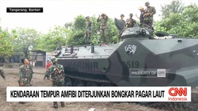VIDEO: Kendaraan Tempur Amfibi Diterjunkan Bongkar Pagar Laut