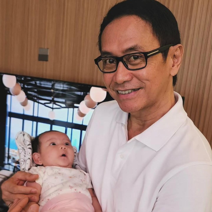 <p>Tidak hanya kedua orang tuanya, sang Kakek, Addie MS, juga sering membagikan potret Kimova pada laman Instagram-nya, Bunda. Addie juga sempat mengabadikan potretnya berdua dengan sang cucu. (Foto: Instagram: @addiems999)</p>