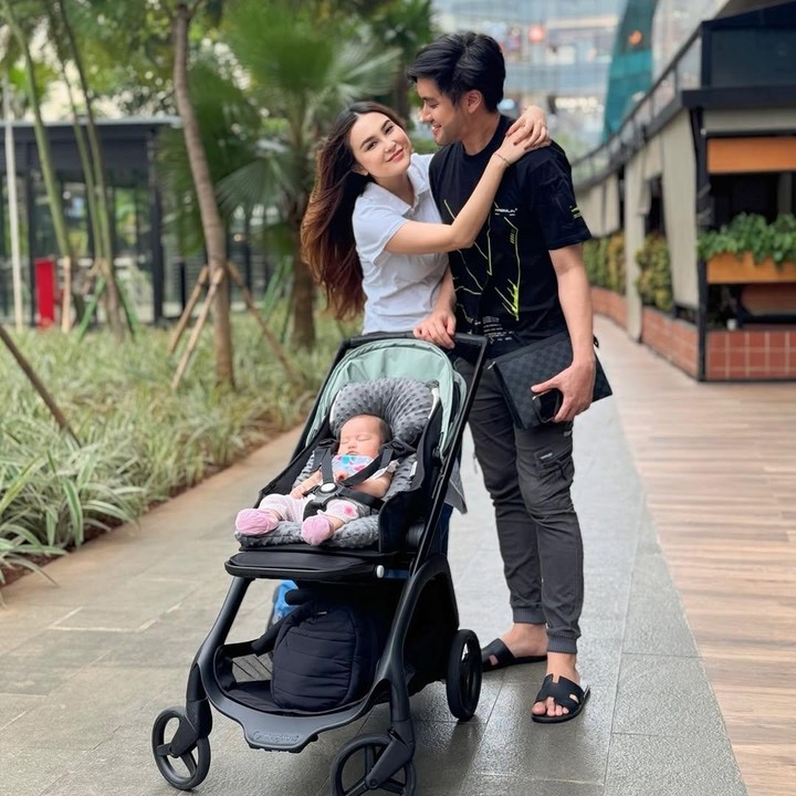 <p>Tidak sedikit netizen yang dibuat gemas dengan wajah cantik Kimova nih, Bunda. Bahkan, banyak yang menyebut mata Kimova sangat cantik dan mirip dengan neneknya, Memes. (Foto: Instagram: @vicymelanie)</p>
