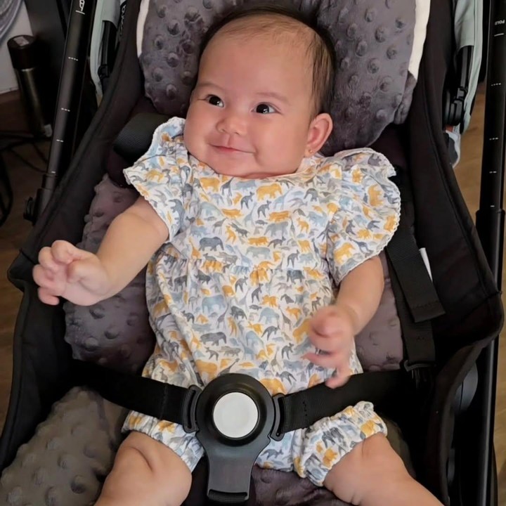 <p>"Cucu. Namanya Kimova Dasha Aprilio, 3 bulan. Pingin punya anak cewek enggak kesampaian. Akhirnya Allah kasih cucu perempuan. Alhamdulillah. Terima kasih Vicy dan Kevin," tulis Addie dengan menyisipkan emotikon hati. (Foto: Instagram: @addiems999)</p>