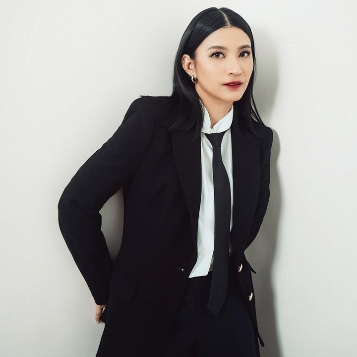 <p>Kini, nama Keisha Cinantya menarik perhatian publik usai memenangkan seleksi pencarian vokalis terbaru HIVI!, menggantikan posisi Neida. Keisha atau kerap disapa Kei merupakan penyanyi sekaligus penulis lagu. (Foto: Instagram @keicinantya)</p>