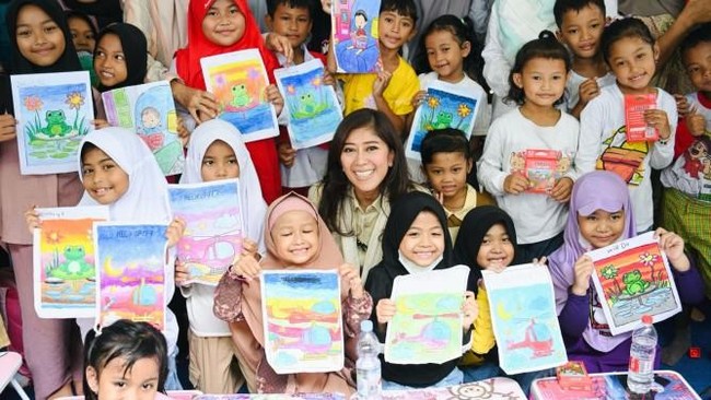 Menkomdigi Meutya Hafid bakal menerapkan SAMAN mulai Februari 2025 untuk melindungi masyarakat, khususnya anak-anak, dari konten ilegal dan berbahaya.