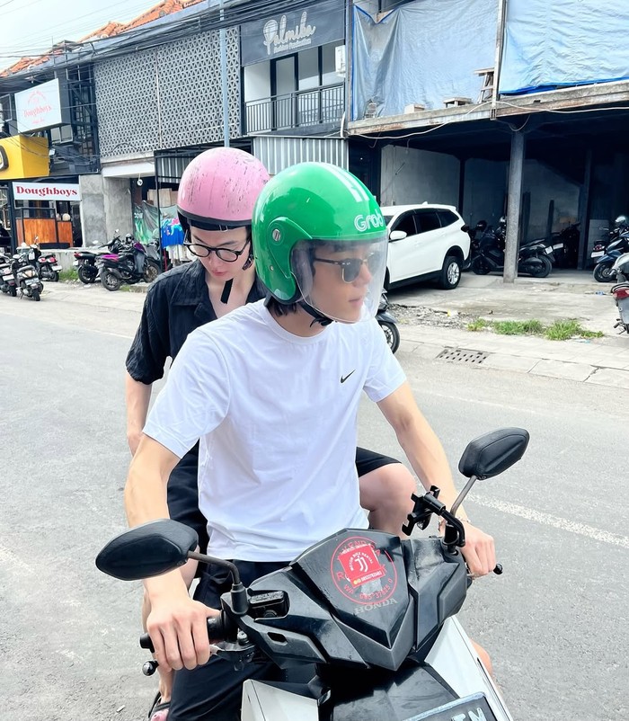 Layaknya warga lokal, keduanya juga asyik berkeliling mengeksplor Pulau Dewata dengan mengendarai motor sendiri dan helm khas Indonesia, nih. Sanha dengan helm pink, sedangkan Yoo Jung Hoo tampak lucu dengan helm ojek online./ Foto: instagram.com/u_junghoo