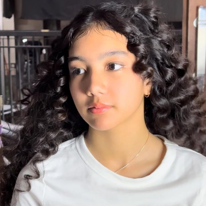 <p>Tak hanya itu, penampilannya yang cantik dengan rambut keriting pun sering menuai pujian dari publik. "Cakep banget," tulis akun <em>@iniwi****.</em> "Cantik Nya Rambutnya Yank Character Banget," tulis akun <em>@mama.theexpl****.</em> (Foto: Instagram@itssheilamj)</p>