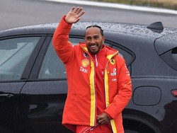 Hamilton Sebahagia Itu Akhirnya Jajal Ferrari untuk Kali Pertama