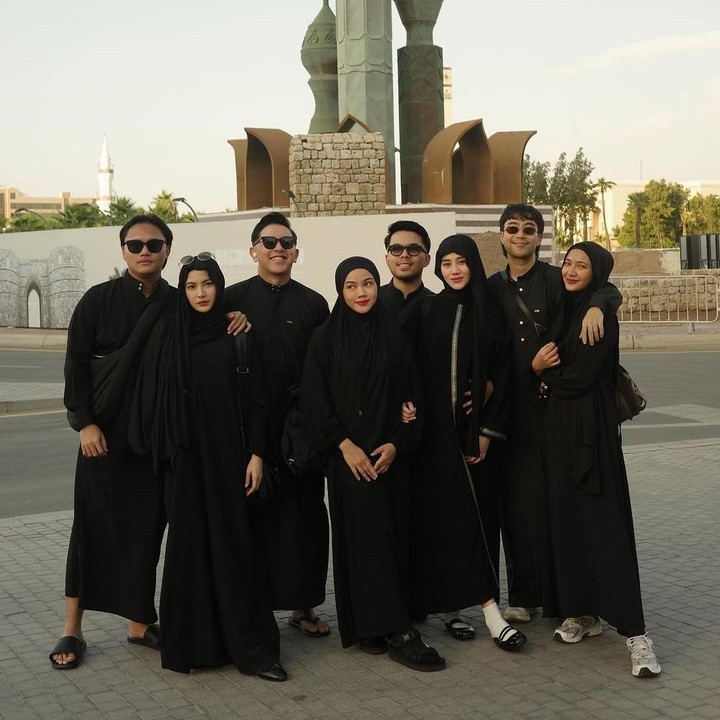<p>Belum lama ini, Mahalini dan Aaliyah menunaikan ibadah umrah bersama saat sedang hamil. Keduanya pergi umrah bersama suami dan beberapa sahabat artis, seperti Vidi Aldiano dan istrinya Sheila Dara, serta Yura Yunita dan suaminya Donne Maula. (Foto: Instagram @mahaliniraharja/ @aaliyah.massaid)</p>