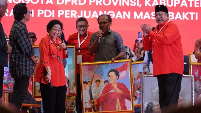 Kader PDIP bergemuruh meneriakkan nama 'Mulyono' saat Megawati senyum-senyum bertanya soal lukisan Srikandi.  "Kalau ini saya, lha saya harus mlinteng sopo?".