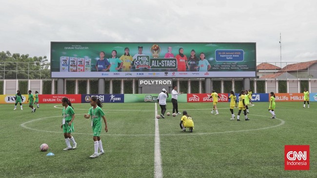 Solo dan Surabaya Lolos Dramatis Solo All Stars dan Surabaya All Stars lolos dramatis ke babak semifinal MilkLife Soccer Challenge All Stars 2025 di Stadion Super Soccer, Kudus, Sabtu (25/1).