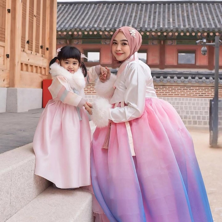 <p>Ria Ricis pun terlihat sering mengunggah berbagai kegiatan Moana di akun Instagram pribadinya. Meski sibuk bekerja, Ricis selalu meluangkan waktu untuk<em> quality time</em> bersama putri tercintanya. (Foto: Instagram: @riaricis1795)</p>
