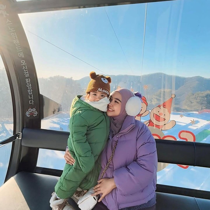 <p>"Aku tuh di otak aku namanya Ibu baru ya, Ibu kaget, apalagi aku suka mainan. Sebelum ada anak juga aku suka mainan. Kirain semakin banyak mainan anak tuh semakin <em>happy</em>, semakin tersalurkan tuh jiwa-jiwa mainnya. Tapi ternyata aku salah besar. Ternyata kebanyakan mainan, kebanyakan objek, kebanyakan warna, itu justru bikin dia bingung. Enggak bisa fokus sama satu mainan," ujar Ricis. (Foto: Instagram: @riaricis1795)</p>