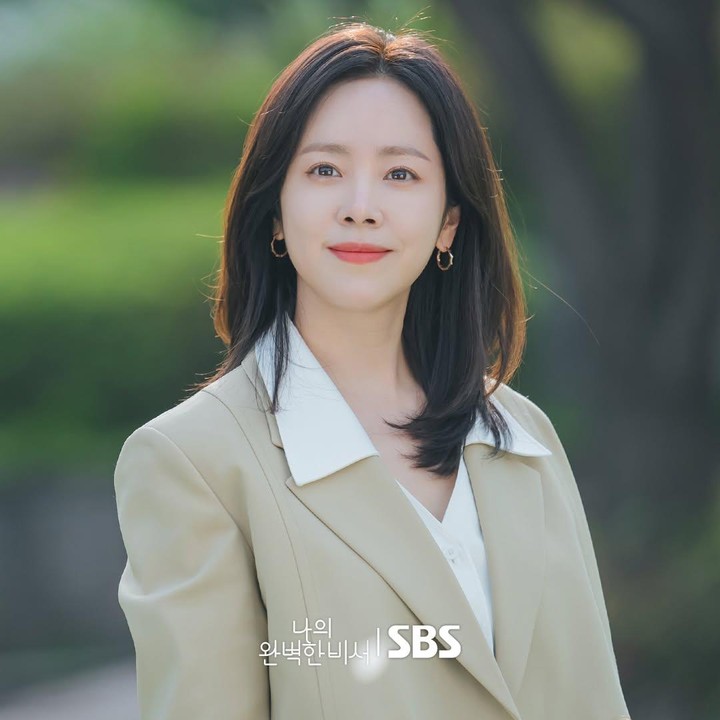 <p>Sementara itu jika Bunda menyukai warna-warna earth tone, cocok mengenakan outfit kerja ala Han Ji Min di drama Korea Love Scout. (Foto: Instagram @sbsdrama.official)</p>
