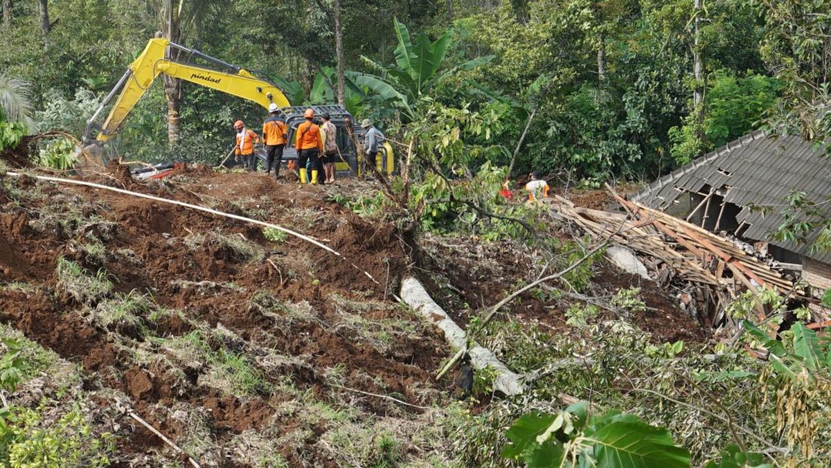 FOTO: Pencarian Korban Longsor di Jombang