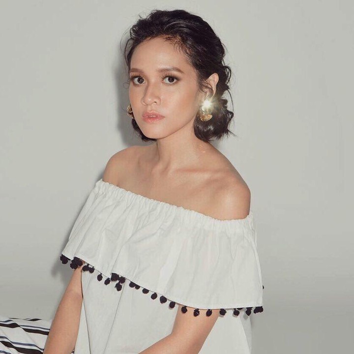<p>Penyanyi kelahiran 1991 ini dikenal dengan rambut ikalnya yang ikonik dan suara lembutnya yang merdu. Saat ini Dalila telah menikah dan sempat menulis single bertajuk <em>Dunia</em> bersama sang suami pada tahun 2022. (Foto: Instagram @dea_dalila)</p>