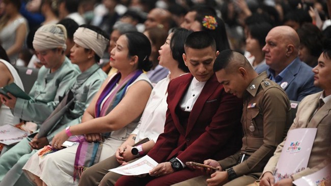 Hampir 2.000 pasangan sesama jenis menikah di negara tetangga Indonesia menyusul Undang-Undang Pernikahan Sesama Jenis mulai bertindak per Kamis (23/1).