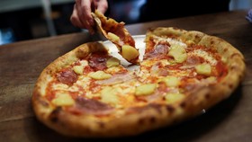 FOTO: Restoran Piza di Inggris Nyatakan 'Perang' Terhadap Nanas