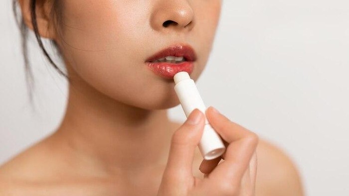 img-title BeauPicks: 5 Rekomendasi Tinted Lip Balm Lokal dengan Efek Glossy untuk Bibir Gelap