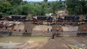 FOTO: Kondisi Terkini Jalur Kereta Amblas Akibat Banjir di Grobogan