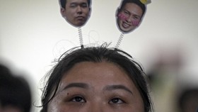 FOTO: Momen Penggemar Setia Menanti Ahsan/Hendra