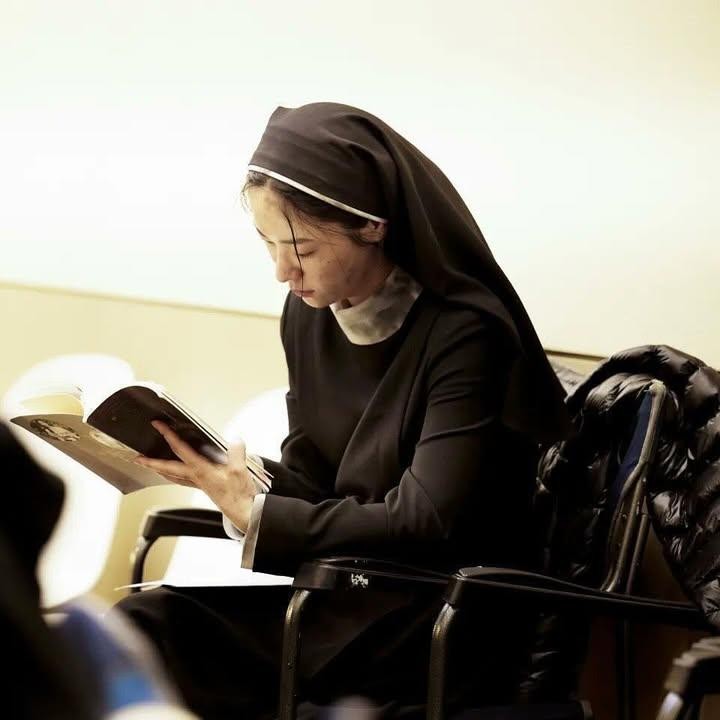 <p>Sampai saat ini, ada berbagai film dan drama Korea yang diperankan Jeon Yeo Been. Beberapa di antaranya adalah <em>Night in Paradise</em>, <em>Vicenzo</em>, dan <em>Be Melodramatic</em>. Saat ini ia tengah membintangi film eksorsis Korea <em>Dark Nuns</em>. (Foto: Instagram @jeon.yeobeen)</p>
