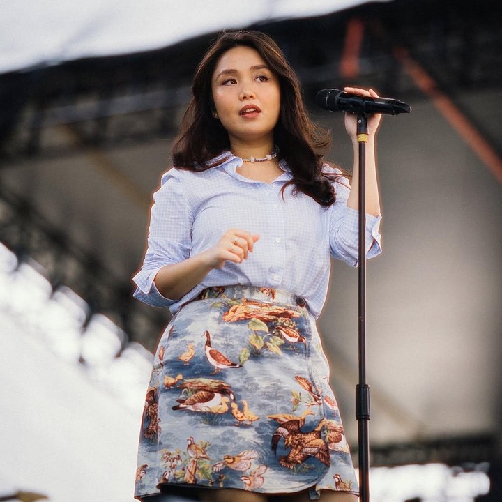 <p>Setelah Dalila hengkang dari HIVI! Posisi vokalis perempuan pun digantikan oleh Neida Aleida. Neida resmi bergabung dengan HIVI! pada 2016, yang ditandai dengan rilisnya single <em>Gadis Sampul.</em> (Foto: Instagram @neida_aleida)</p>
