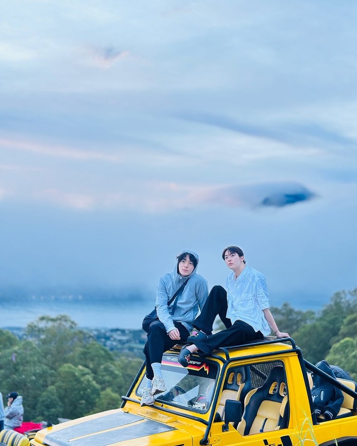Setelah senja sore di pantai, kali ini Sanha dan Yoo Jung Hoo menikmati indahnya sunrise di puncak Gunung Batur, Kintamani, Beauties./ Foto: instagram.com/u_junghoo