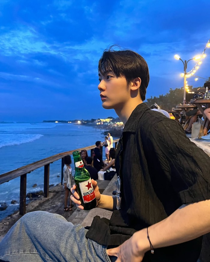 Tak lengkap rasanya ke Bali tanpa mengunjungi pantai. Yup, Sanha dan Yoo Jung Hoo tampak menikmati keindahan pantai sembari menunggu datangnya sunset./ Foto: instagram.com/ddana_yoon