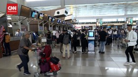 VIDEO: Bandara Soetta Mulai Disesaki Penumpang Jelang Libur Panjang