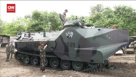 VIDEO: Tank Amfibi Marinir Dikerahkan Bongkar Pagar Laut Tangerang