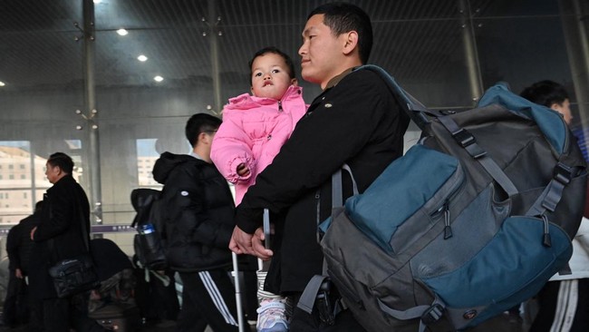 FOTO: Momen Ratusan Juta Warga China Mudik 'Chunyun' Jelang Imlek 2025