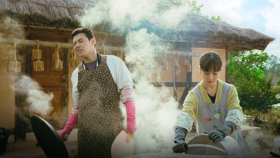 Foto pertama drama Korea Your Taste &lpar;judul terjemahan&rpar; diperankan oleh Kang Ha Neul &lpar;kiri&rpar; dan Go Min Si &lpar;kanan&rpar;&period;