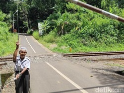 Kisah Abah Darman, Lansia Penjaga Perlintasan KA di Ciamis