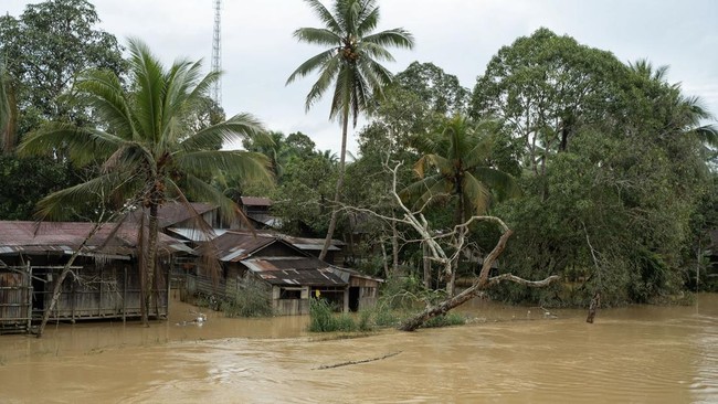 Satu orang kembali ditemukan meninggal dunia akibat banjir bandang di Bima, NTB. Selain itu, 5 orang masih hilang.