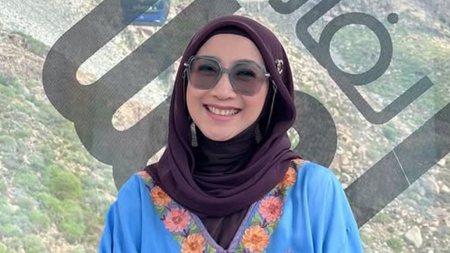 Desy Ratnasari mengaku lebih tertarik dengan laki-laki yang lebih tua daripadanya.