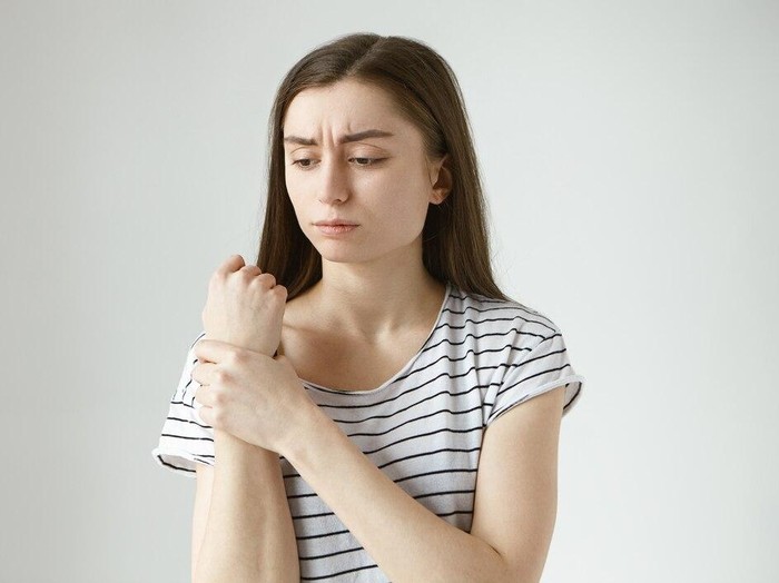 Ilustrasi sakit di tangan/Foto: Freepik.com/karlyukav