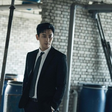 Ju Ji Hoon Pertimbangkan Drama Adaptasi Webtoon Bersama Shin Min Ah dan Lee Jong Suk