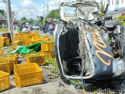 Pikap Hantam Tiang Listrik Lalu Terguling di Klaten, Muatan Jeruk Berhamburan