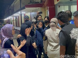 Pecah Tangis Ibunda Osima Yukari saat Tiba di RS Polri