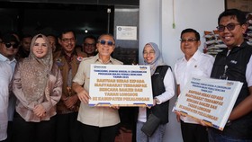Zulhas Salurkan Bantuan dan Tinjau Tanggul Sementara di Pekalongan