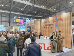 Keindahan Kolase Nusantara Ditampilkan di Pameran Fitur 2025