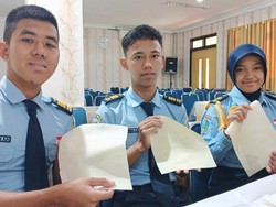 Siswa SMAN 3 Taruna Angkasa Madiun Sulap Jerami-Bonggol Jagung Jadi Bioplastic