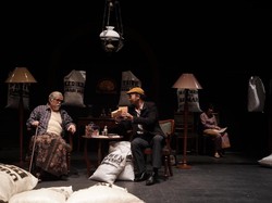 Teater Populer Kritik Demokrasi hingga Pagar Laut di Lakon Dag Dig Dug