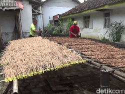 Permintaan Meningkat Jelang Imlek, Perajin Dupa di Lumajang Cuan Jutaan