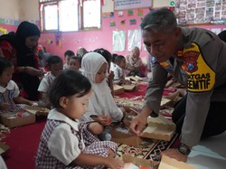 Polres Probolinggo Bagi-bagi Makanan Bergizi ke Murid TK