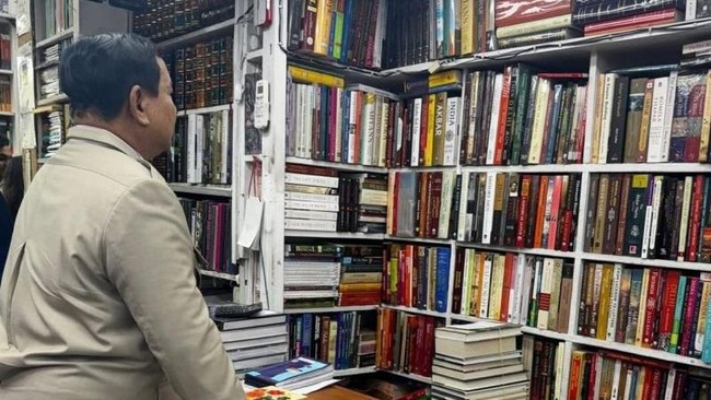 Presiden RI Prabowo Subianto memborong banyak buku, mulai dari buku bertema sejarah hingga ekonomi, saat singgah di toko buku langganannya di New Delhi, India.
